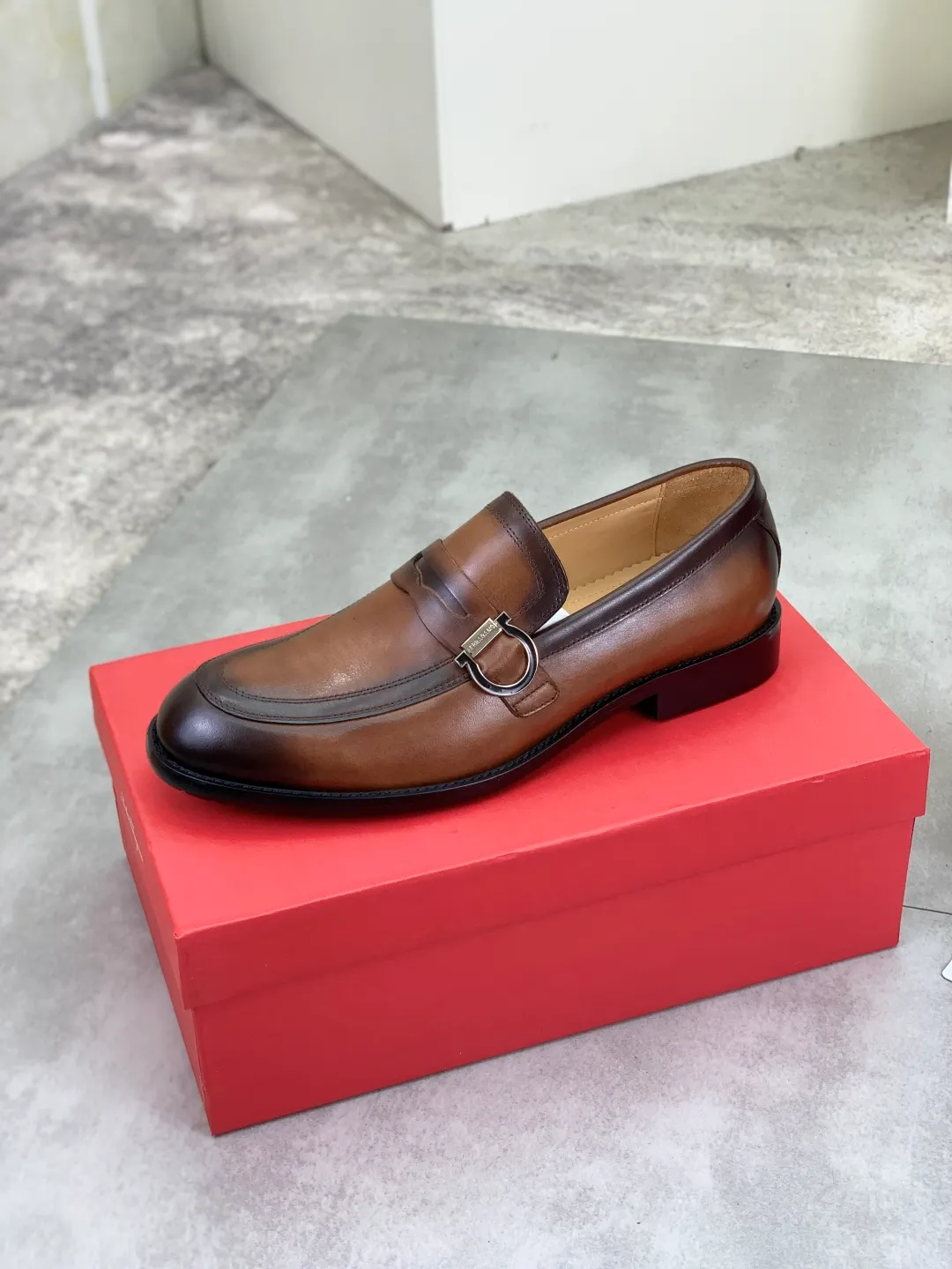 Men's Men's Shoes 💰P562💰[New Style] Water-dyed Niuli 🆘[Salvatore Ferragamo] Ferragamo's latest casual business leather shoes for men! Listed simultaneously! The fabric is made of specially imported original pebbled calfskin, and the lining is made of imported water-dyed cowhide. It is absolutely luxurious and leads the fashion trend. Matching code: 38-44 (45 and 46 can be customized) Black, brown and burgundy colors available